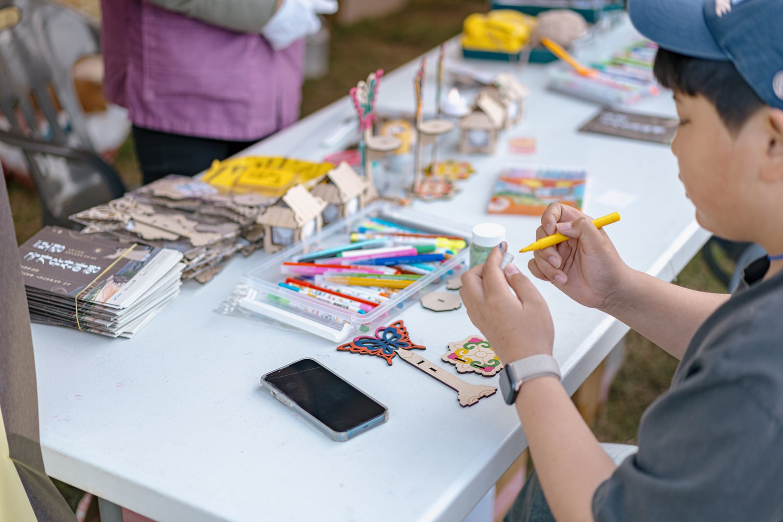 2025년 보령야행에서 색연필로 소품을 꾸미는 체험 참가자